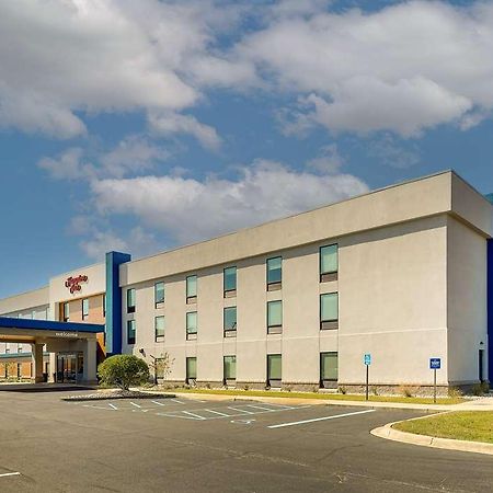 Hampton Inn Мълтри Екстериор снимка