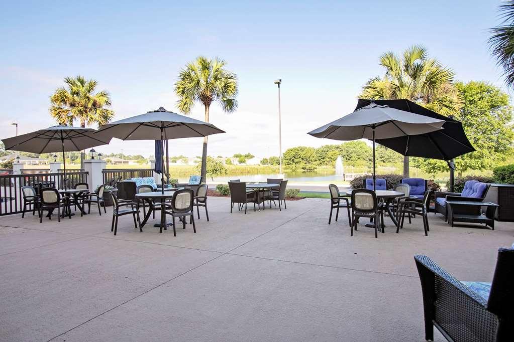Hampton Inn Мълтри Екстериор снимка