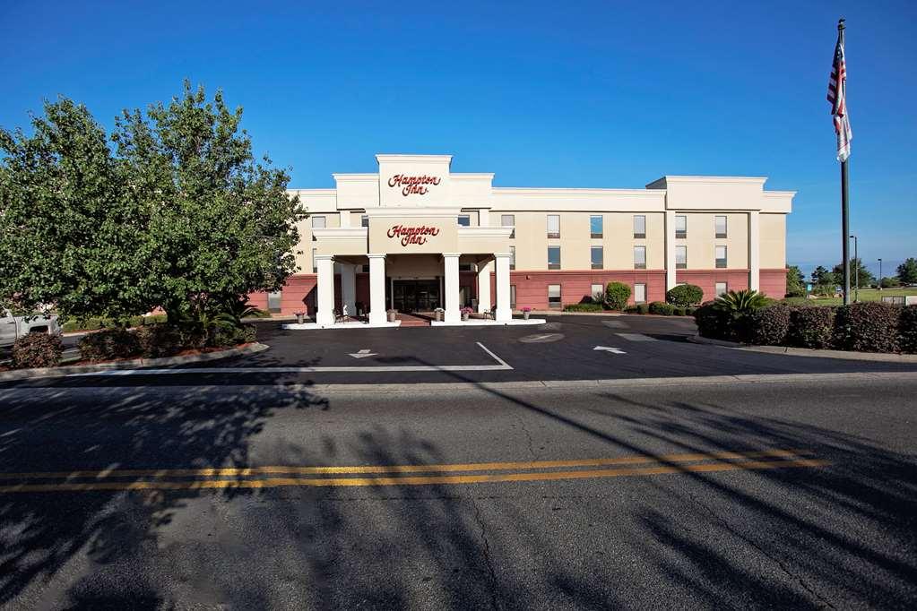 Hampton Inn Мълтри Екстериор снимка