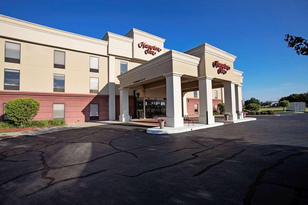 Hampton Inn Мълтри Екстериор снимка