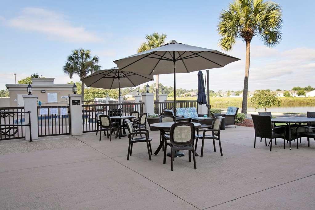 Hampton Inn Мълтри Екстериор снимка