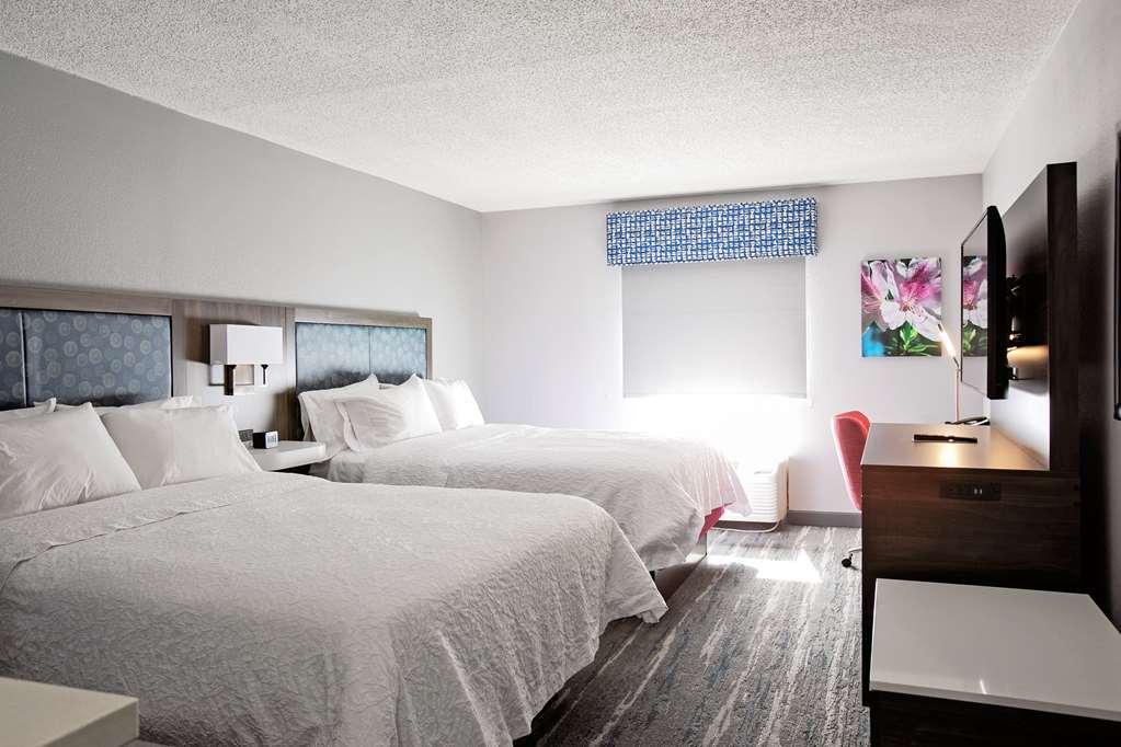 Hampton Inn Мълтри Стая снимка