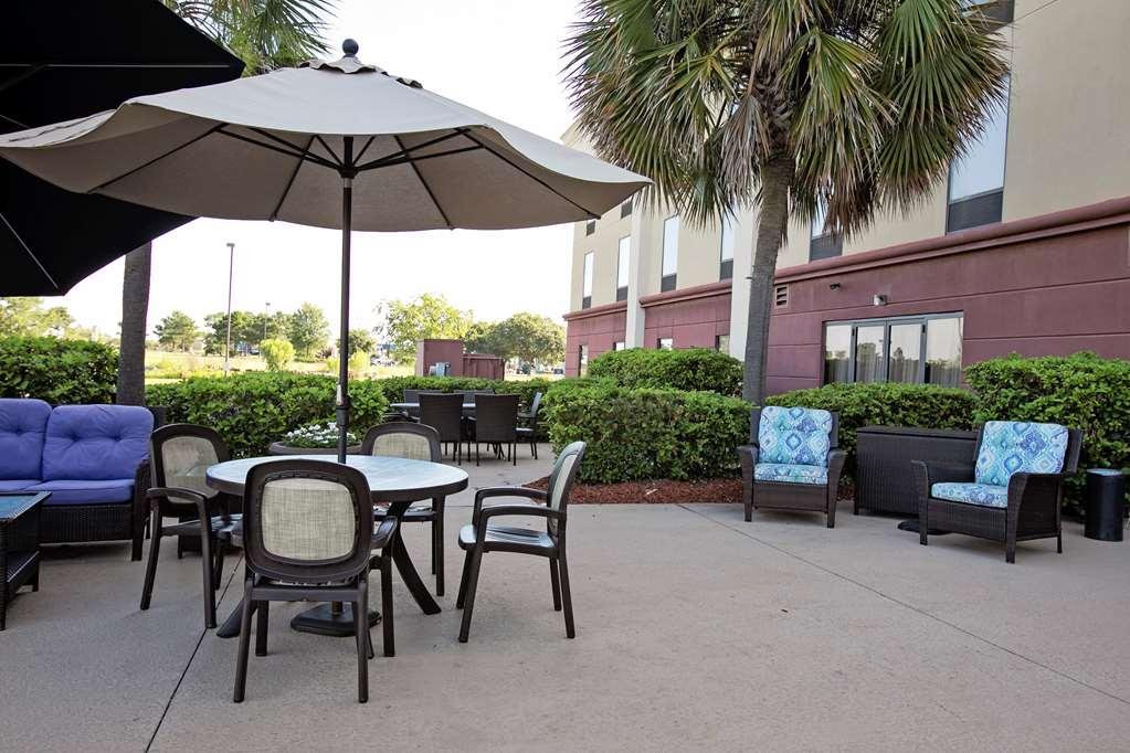 Hampton Inn Мълтри Екстериор снимка
