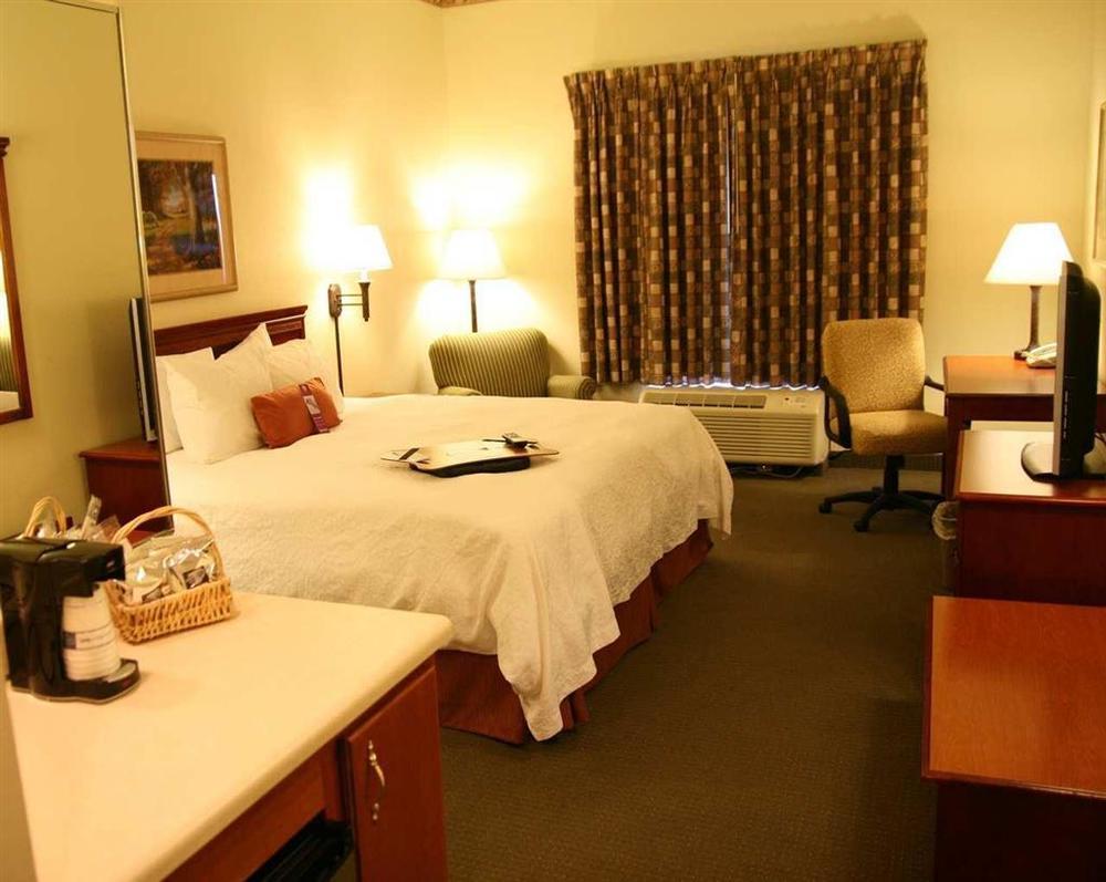 Hampton Inn Мълтри Стая снимка