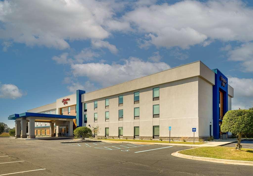 Hampton Inn Мълтри Екстериор снимка