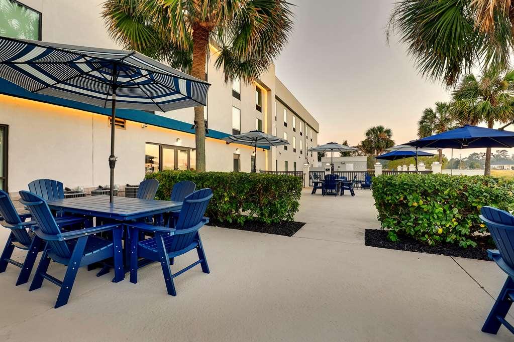 Hampton Inn Мълтри Екстериор снимка