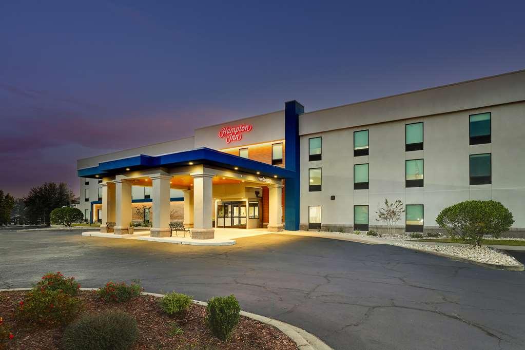 Hampton Inn Мълтри Екстериор снимка