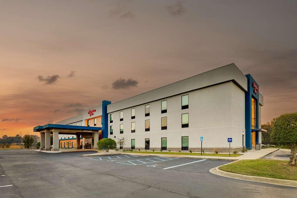 Hampton Inn Мълтри Екстериор снимка