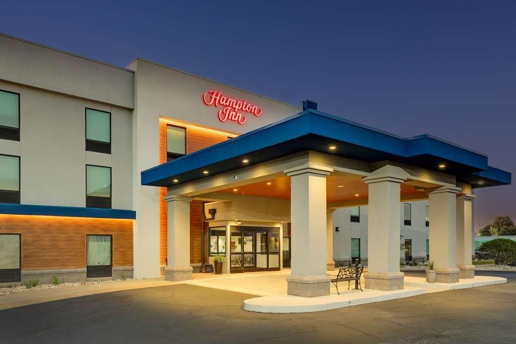 Hampton Inn Мълтри Екстериор снимка