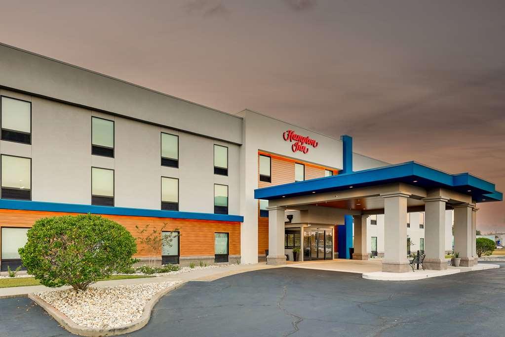 Hampton Inn Мълтри Екстериор снимка