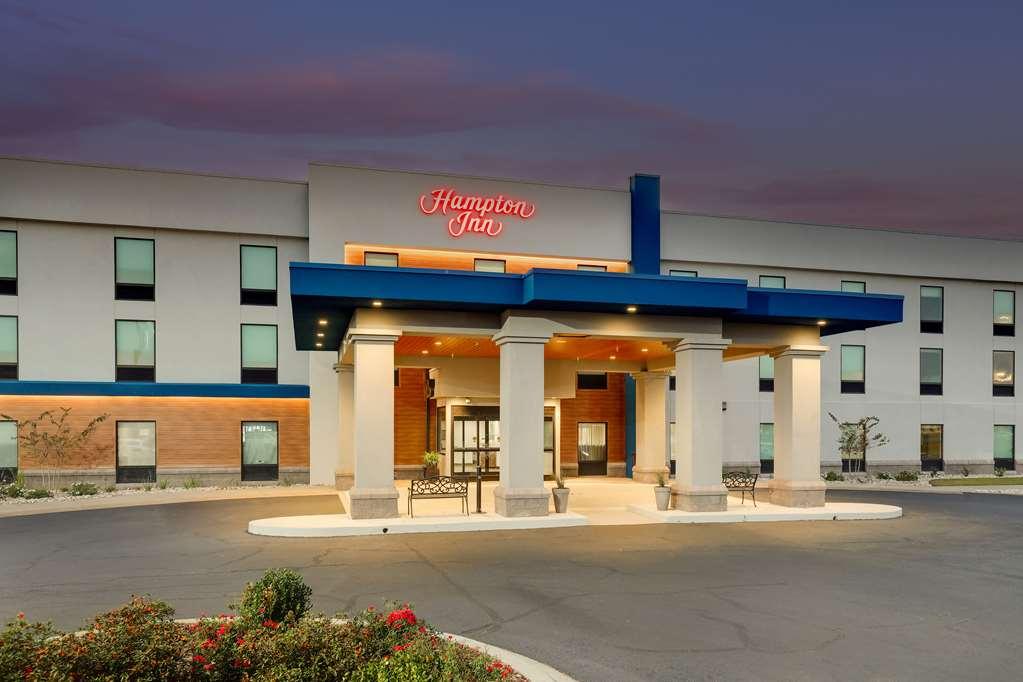 Hampton Inn Мълтри Екстериор снимка