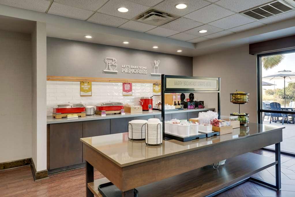 Hampton Inn Мълтри Ресторант снимка