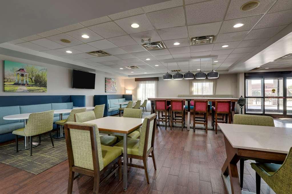 Hampton Inn Мълтри Ресторант снимка