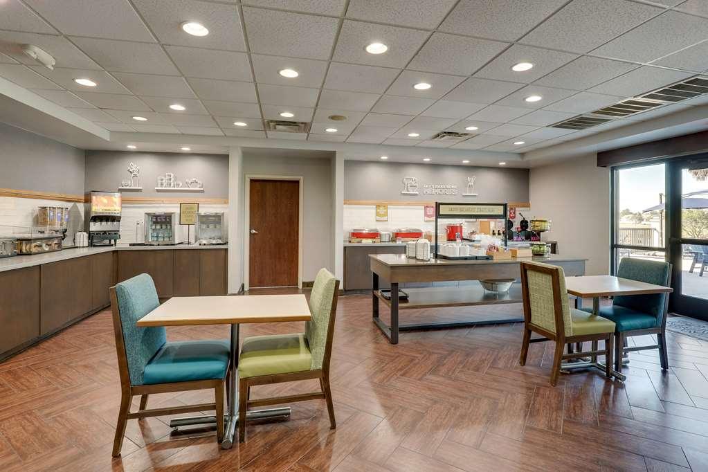 Hampton Inn Мълтри Ресторант снимка
