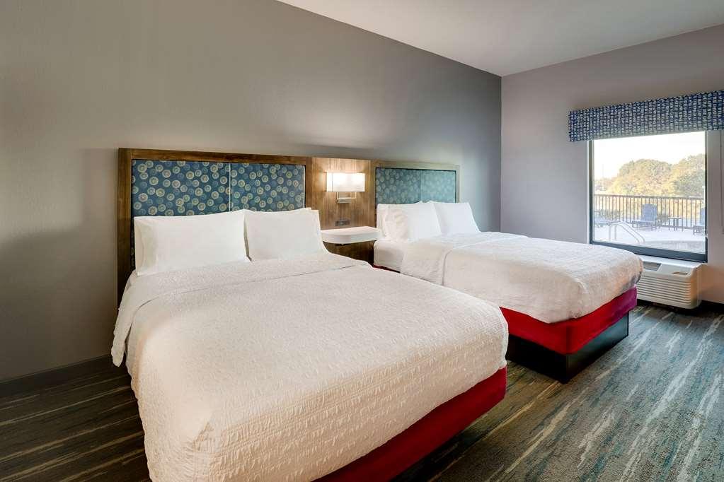 Hampton Inn Мълтри Стая снимка
