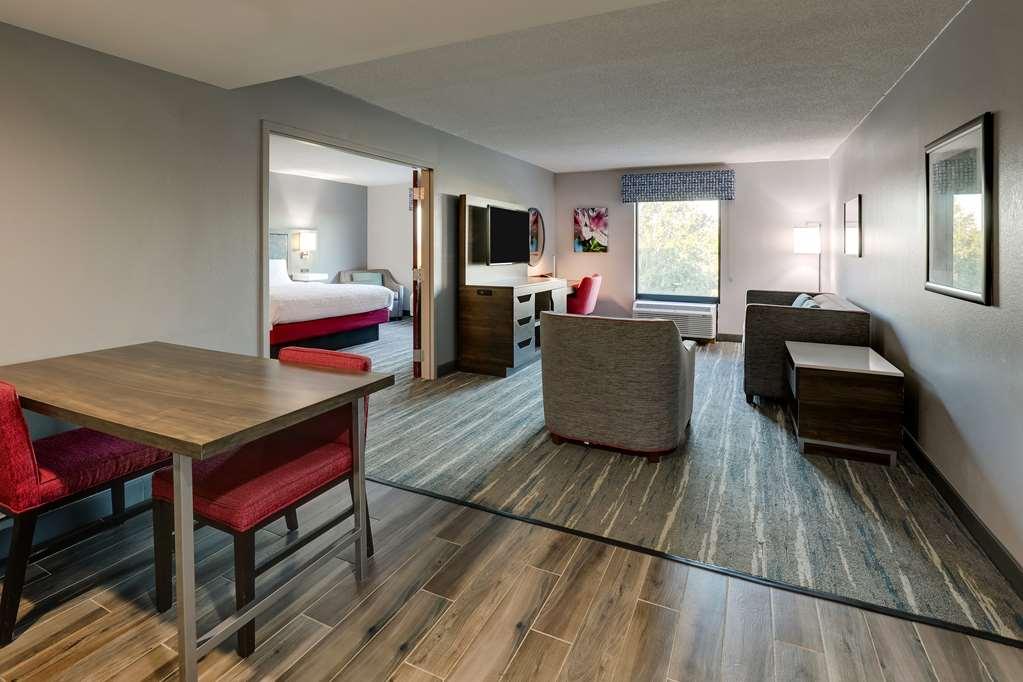 Hampton Inn Мълтри Стая снимка