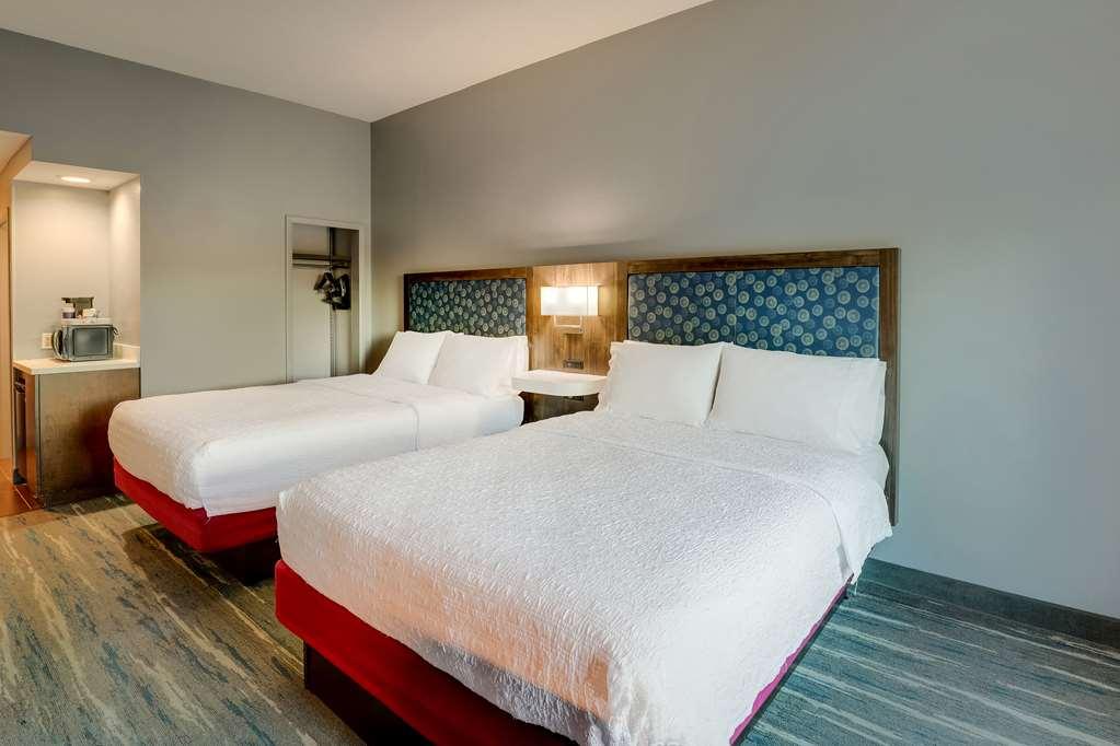Hampton Inn Мълтри Стая снимка