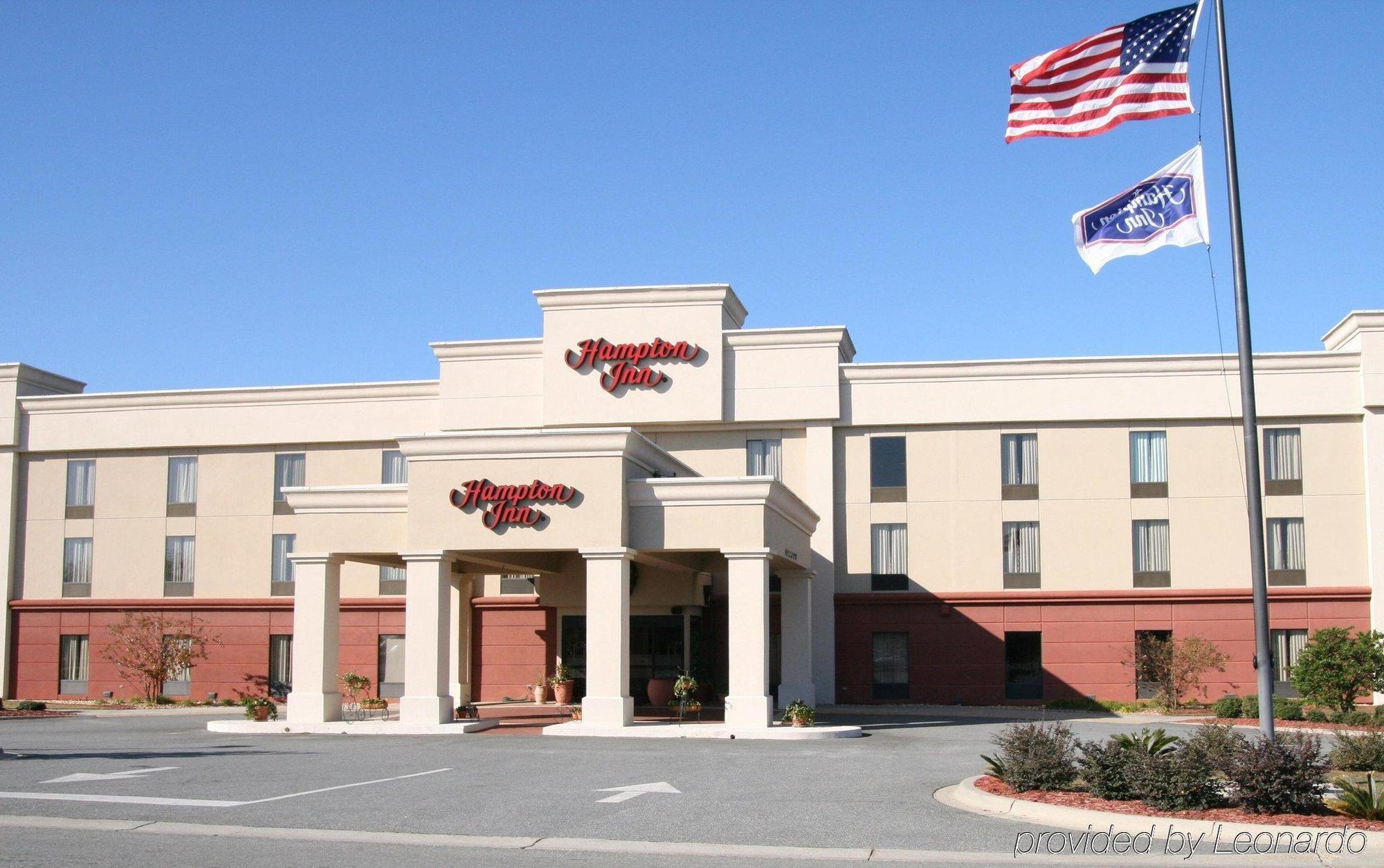 Hampton Inn Мълтри Екстериор снимка