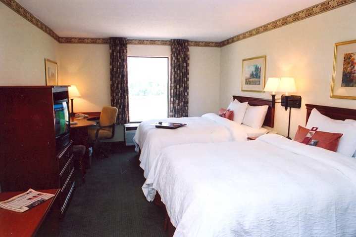 Hampton Inn Мълтри Стая снимка