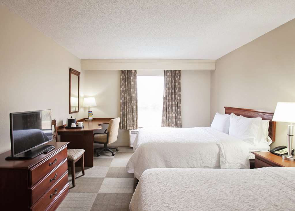 Hampton Inn Мълтри Стая снимка