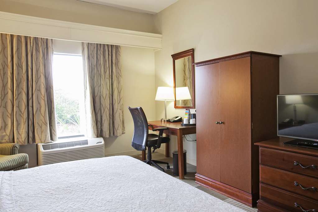 Hampton Inn Мълтри Стая снимка
