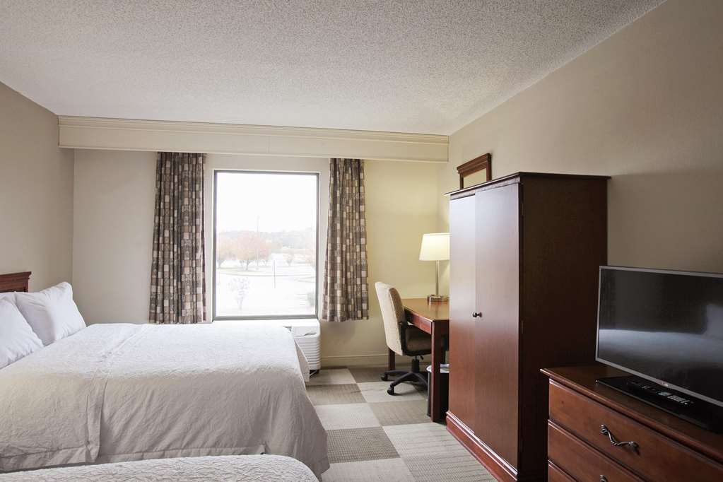 Hampton Inn Мълтри Стая снимка