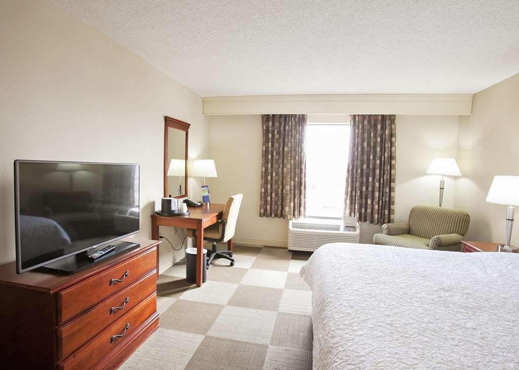 Hampton Inn Мълтри Стая снимка